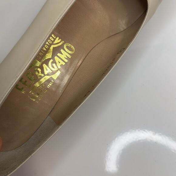 Salvatore Ferragamo Vintage Beige Block Heel Pumps Gold Cap Toe Sz 9 AA - Picture 5 of 7